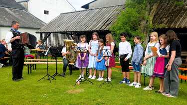 Jugend singt und spielt Volksmusik im Jura-Bauernhof-Museum Hofstetten