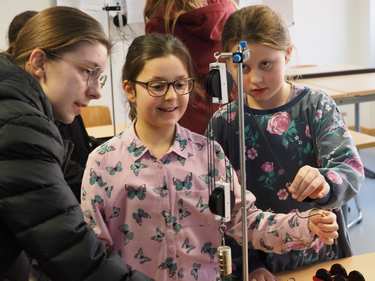 Physik fasziniert - Physiktag mit der Grundschule St. Walburg