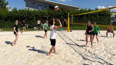 Aufholjagd im Sand: Die „GG-Krabben“ kämpfen sich beim Beachvolleyballturnier nach vorn