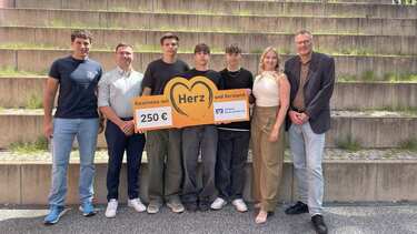 Spende der VR Bank Neuburg-Rain eG unterstützt das P-Seminar „Börse hautnah“