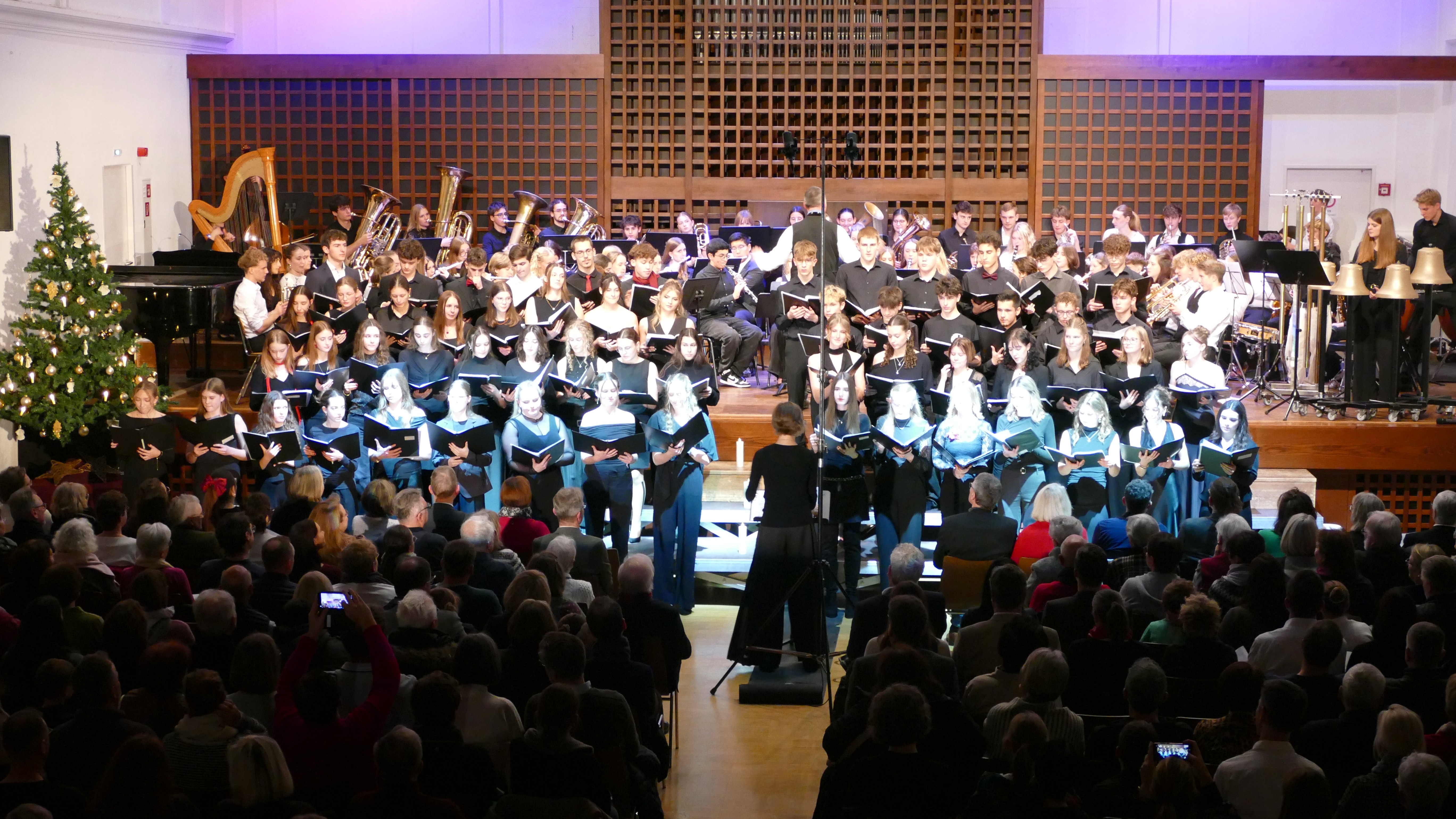 Beeindruckendes Weihnachtskonzert voller Glockenklänge, klanglicher Vielfalt und innovativer Akzente