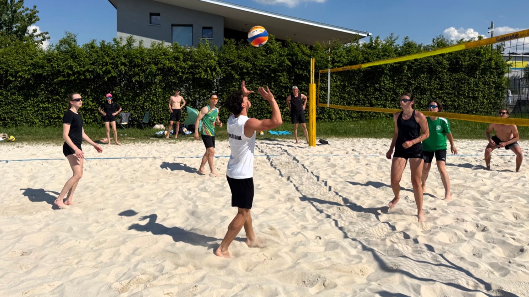 Aufholjagd im Sand: Die „GG-Krabben“ kämpfen sich beim Beachvolleyballturnier nach vorn