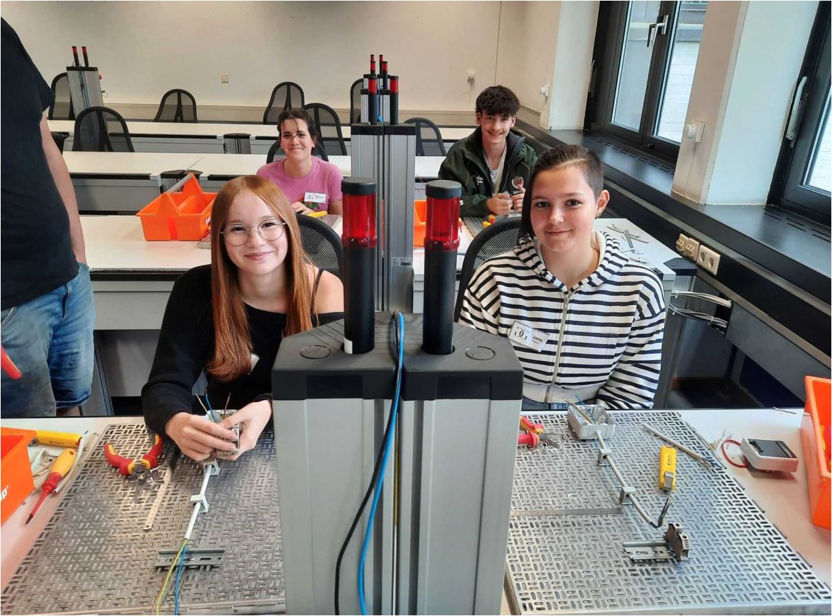 8C und 9B (WWG) beim „Tag des Handwerks“ an der Handwerkskammer Ingolstadt
